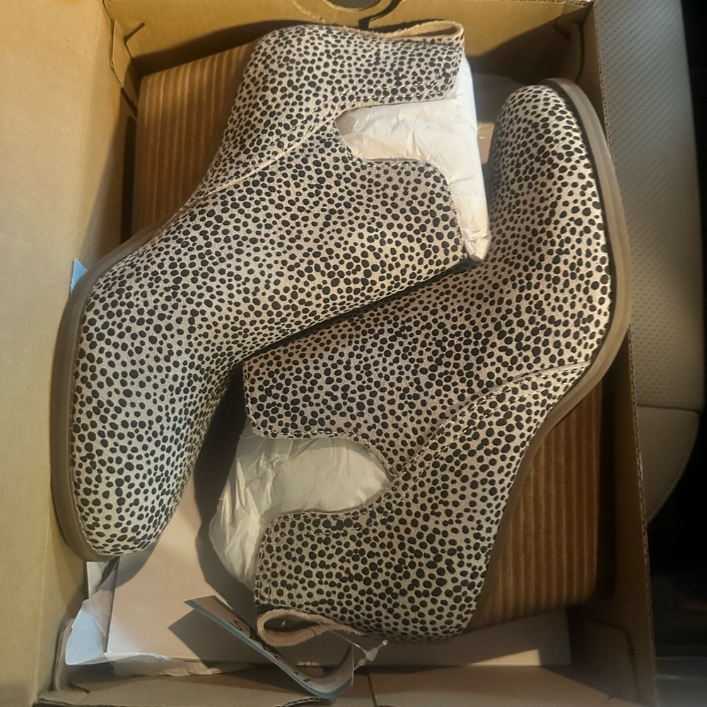 *NEW* Toms Macadamia Mini Cheetah Suede Boots size US 7 women’s brand new